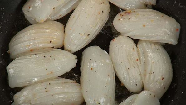 хрустящие кальмары с цикорием в апельсиново-кунжутной заправке