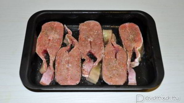 красная рыба, запеченная в сливках