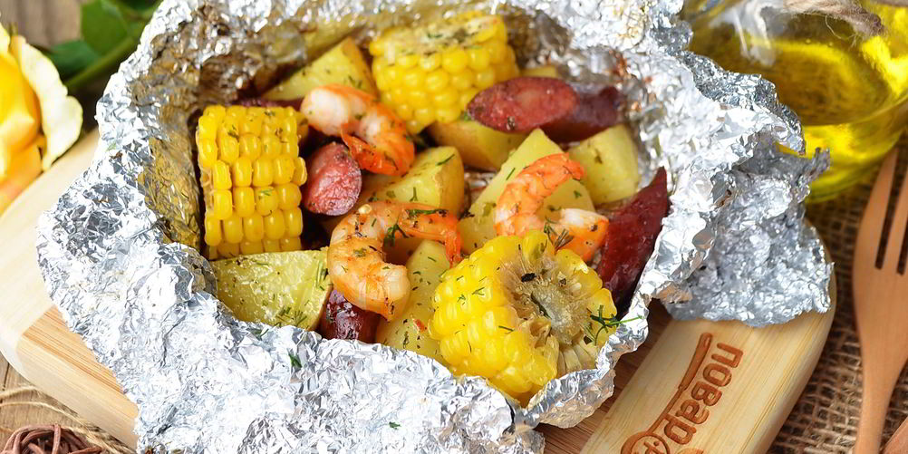 Рецепт креветок с картофелем и кукурузой в фольге
