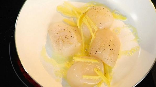 морской гребешок на пюре из цветной капусты