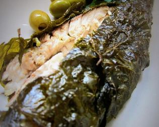 Рыба запеченная в виноградных листьях