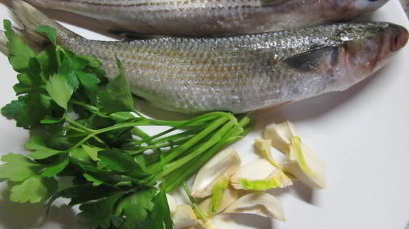 рыба запеченная в виноградных листьях