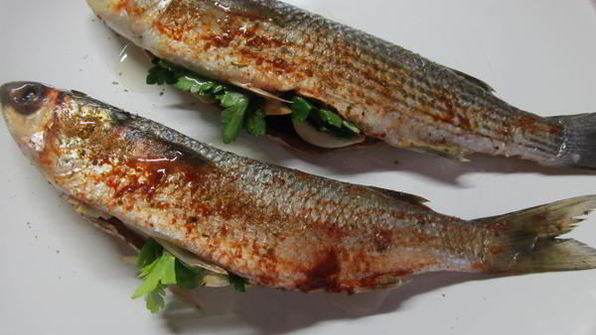 рыба запеченная в виноградных листьях