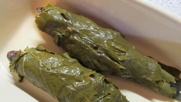 рыба запеченная в виноградных листьях