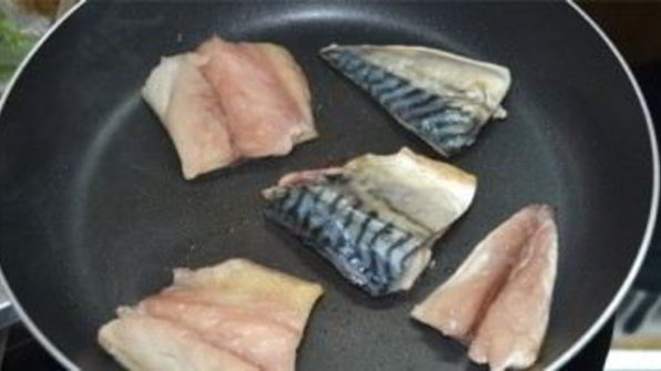 скумбрия на сковороде