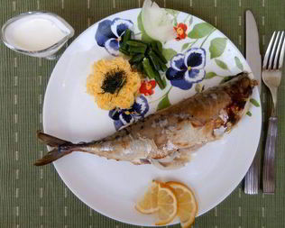 Скумбрия с лимоном и луком