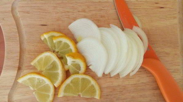 скумбрия с лимоном и луком