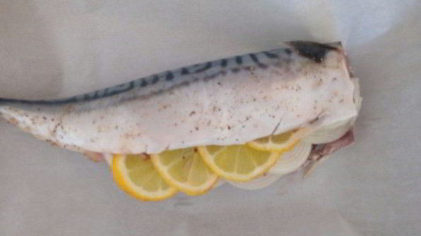 скумбрия с лимоном и луком