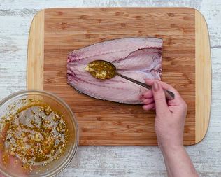 Скумбрия, запеченная на мангале