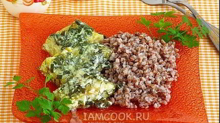 Толстолобик, тушеный в укропно-луковом соусе