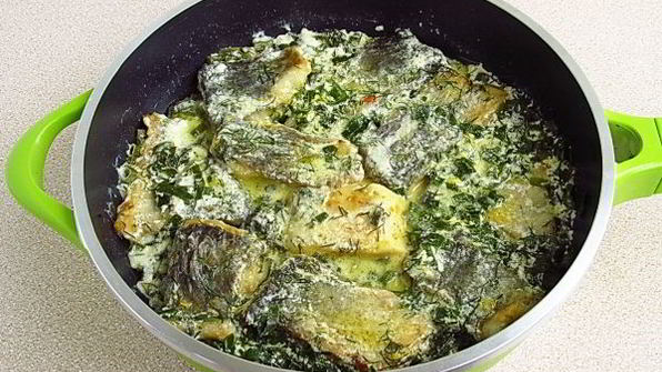 толстолобик, тушеный в укропно-луковом соусе