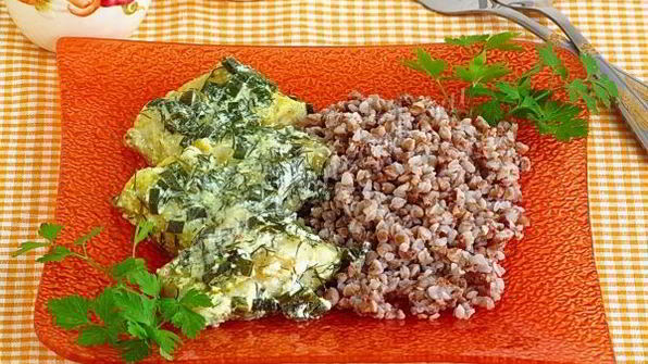 толстолобик, тушеный в укропно-луковом соусе