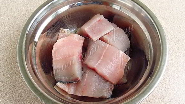 толстолобик, тушеный в укропно-луковом соусе