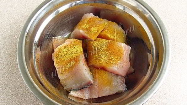 толстолобик, тушеный в укропно-луковом соусе