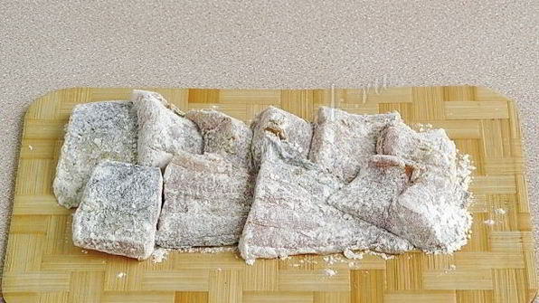 толстолобик, тушеный в укропно-луковом соусе