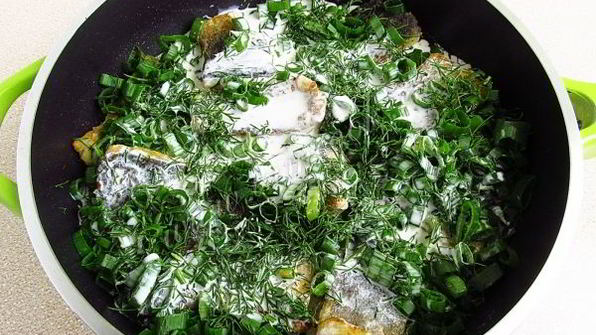 толстолобик, тушеный в укропно-луковом соусе