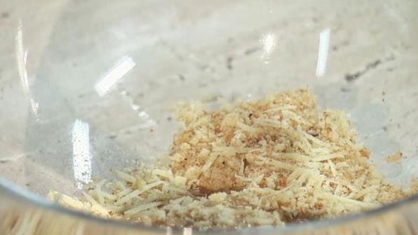 запеченная треска с лапшой из кабачков и с соусом из авокадо