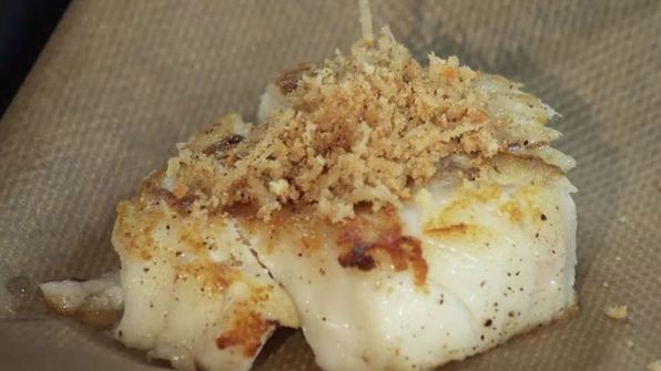 запеченная треска с лапшой из кабачков и с соусом из авокадо