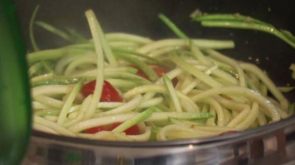 запеченная треска с лапшой из кабачков и с соусом из авокадо