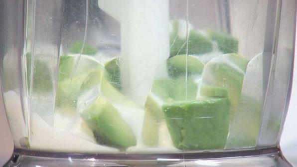 запеченная треска с лапшой из кабачков и с соусом из авокадо