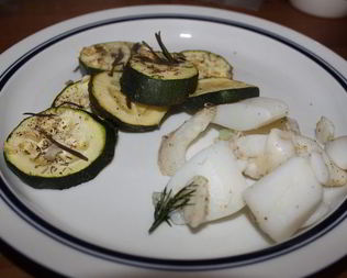 Запеченная в фольге каракатица с кабачками