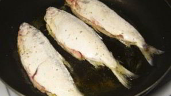 жареная рыба на сковороде