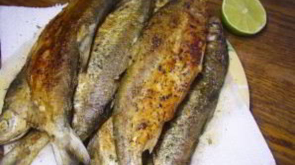 жареная рыба на сковороде