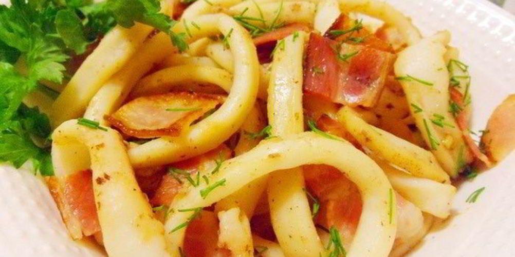 Рецепт жареных кальмаров с беконом