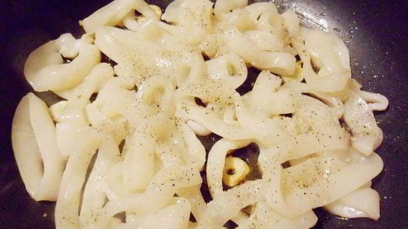 жареные кальмары с беконом