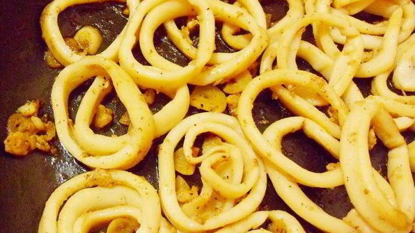 жареные кальмары с беконом