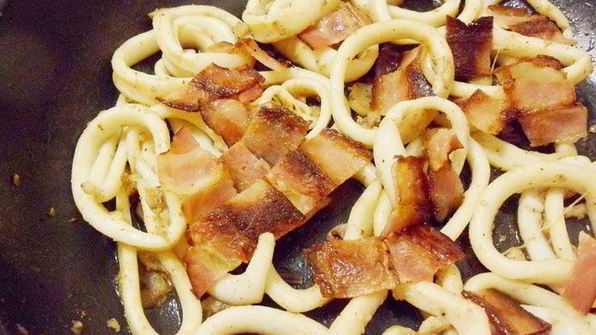 жареные кальмары с беконом