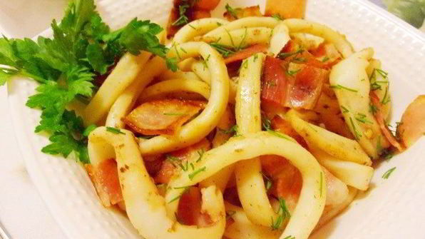 жареные кальмары с беконом