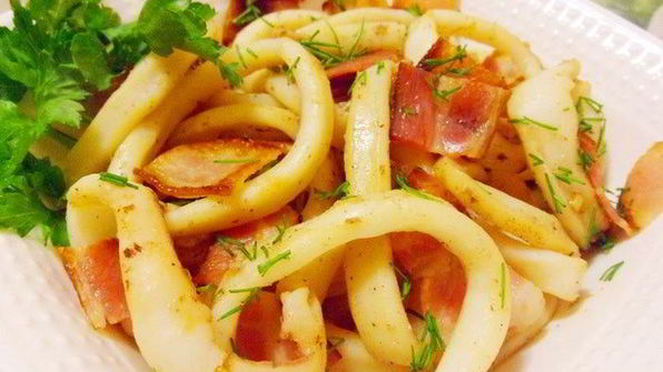 жареные кальмары с беконом