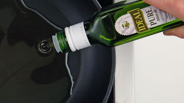 жареные кальмары с петрушкой и лимоном