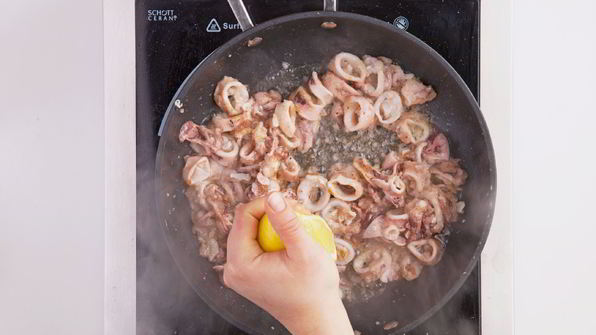 жареные кальмары с петрушкой и лимоном