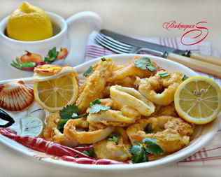 Жареные кольца кальмаров в нутовом кляре