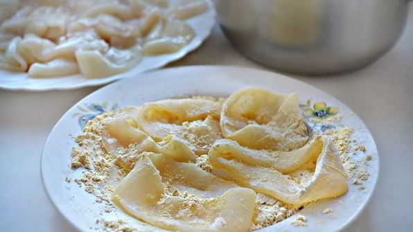 жареные кольца кальмаров в нутовом кляре