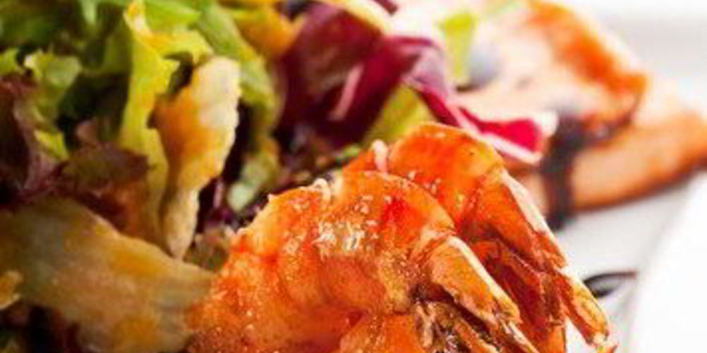 Рецепт жареных креветок в ароматном чесночном соусе