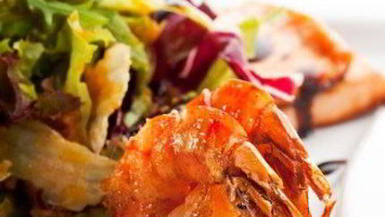 Жареные креветки в ароматном чесночном соусе