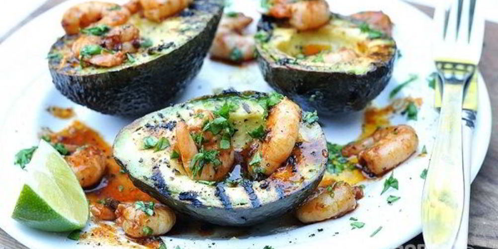 Рецепт жареных креветок в авокадо