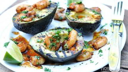 Жареные креветки в авокадо