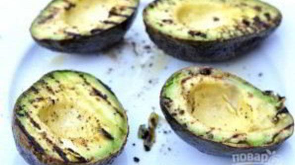 жареные креветки в авокадо