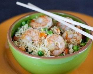 Жареные креветки в соевом соусе с рисом и овощами