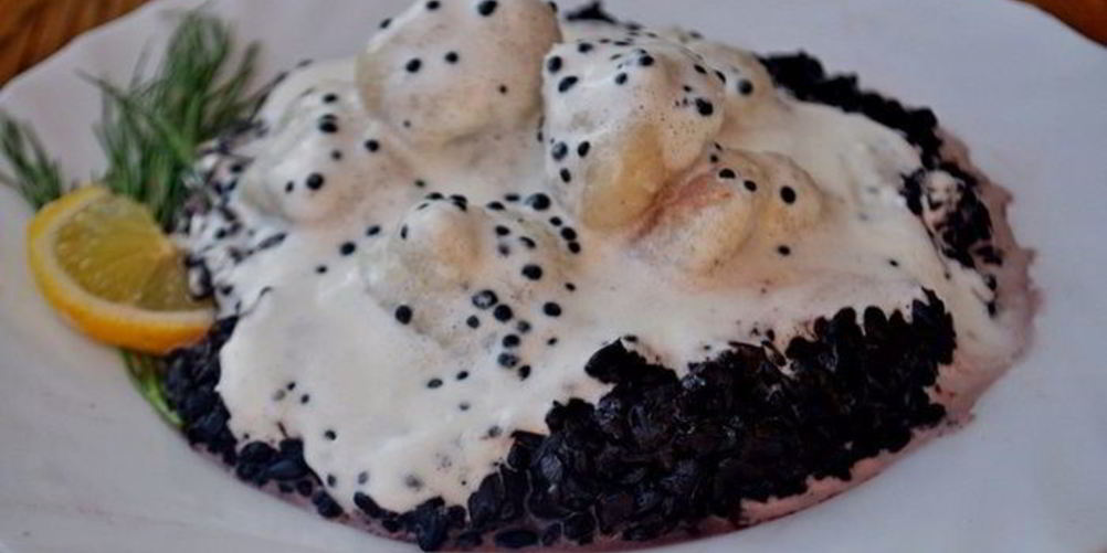Рецепт рыбных клецек с черным рисом и сливочно-икорным соусом