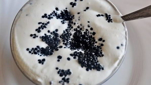 рыбные клецки с черным рисом и сливочно-икорным соусом