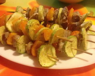 Куриные шашлычки на шпажках с овощами