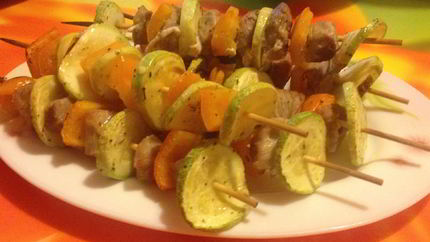 Куриные шашлычки на шпажках с овощами