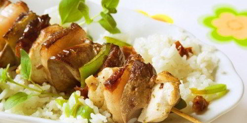 Рецепт куриных шашлыков с салатом из кускуса и огурцов