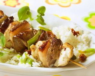 Куриные шашлыки с салатом из кускуса и огурцов