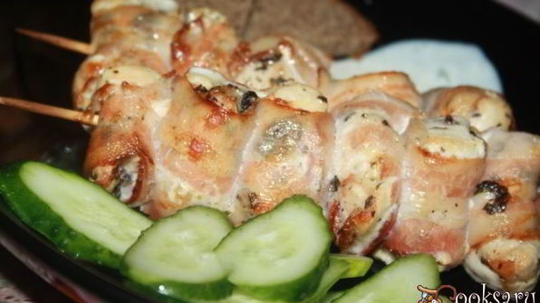 куриные шашлыки в беконе